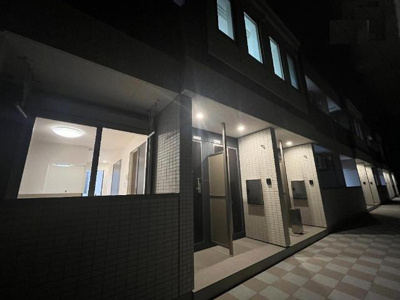 【外観】 | エイトポレール八木 | 外観写真（夜）