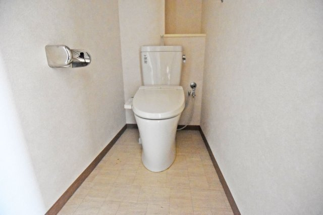モンテベルデ東梅田のトイレ|便座にはウォシュレット機能が付いており、清潔で心地よくご利用いただけます。