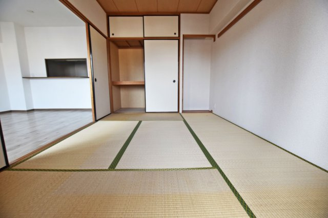 モンテベルデ東梅田の和室|和室約6帖
畳の香りとやわらかな感触に包まれ、ほっとできる空間です。お子様のお昼寝スペースや遊び場としても最適です。