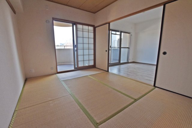 モンテベルデ東梅田の和室|引き戸を閉めることで和室とリビングを分離でき、急な来客にも対応しやすい間取りです。