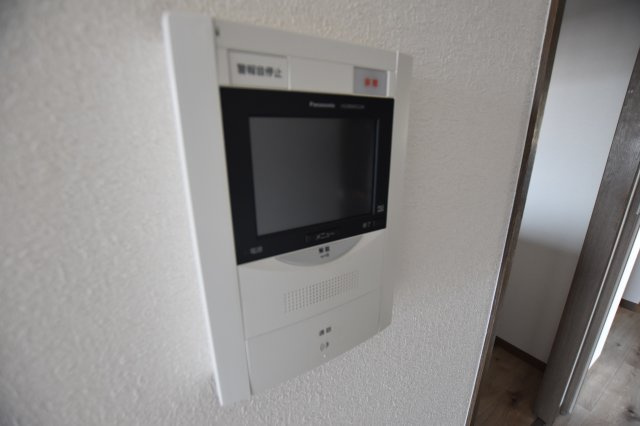 モンテベルデ東梅田の設備|TVモニター付インターホンで、来訪者を映像で確認でき安心です。