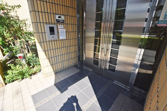 モンテベルデ東梅田の外観|オートロックを完備しており、防犯面にも配慮された安心の住環境です。日々の暮らしをしっかりとサポートします。