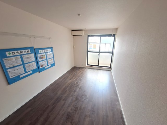 ＡＮ　ＯＷＬ　中新井の居間・リビング|★広々洋室７．８帖のお部屋★　リフォーム中です。