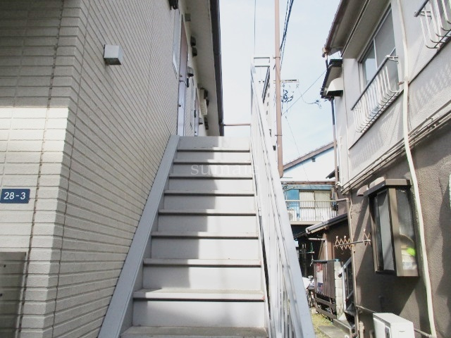 ブライト北赤羽のロビー|こちらから2階に上がれます☆