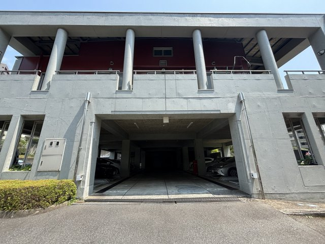 敷地内には平面＋機械式駐車場がございます。