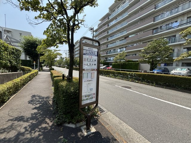 対象棟のすぐ近くにバス停もございます！多摩丘陵病院方面や、多摩センター駅方面へアクセスするのに便利です！（※多摩センター駅行は反対側の歩道です。）