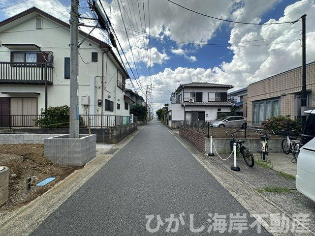 茅ヶ崎市高田４丁目　新築戸建の前面道路含む現地写真|8月6日撮影　建築中　現地外観