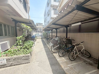 【その他共用部分】 | リビオ住ノ江駅前 | 【駐輪場】
屋根ございますので、雨で自転車が濡れないのは、嬉しいポイントですね！
