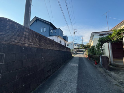 【前面道路含む現地写真】 | 南足柄市雨坪　ウッドフェンス付き庭　5LDK