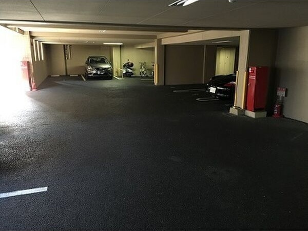 ハイリスベーネ池下の駐車場