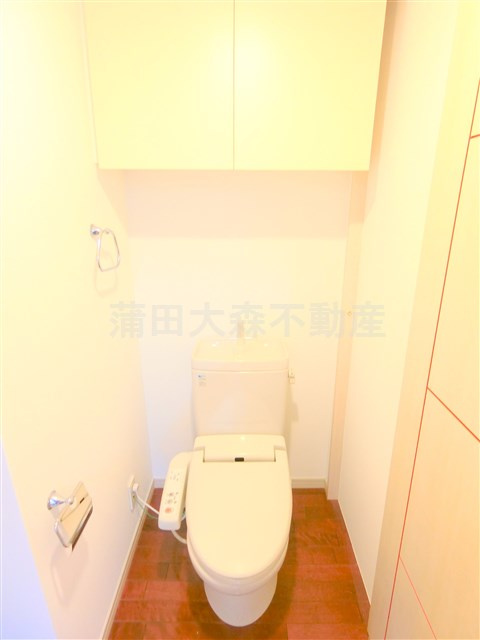 アルシオンエアポートタワーのトイレ|吊戸棚収納と温水洗浄便座付きのトイレ
