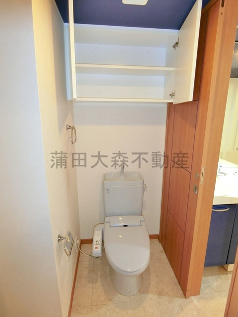 アルシオンエアポートタワーのトイレ|吊戸棚収納と温水洗浄便座付きのトイレ