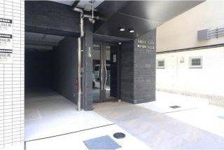 CRESTTAPP神戸湊町NOIRのエントランス