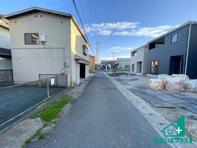 ★京都市西京区大原野灰方町　第1期　新築一戸建ての前面道路含む現地写真|周辺は閑静な住宅街！前面道路広々で車の出し入れも便利です。駐車が苦手な方でも安心して車庫入れできます！