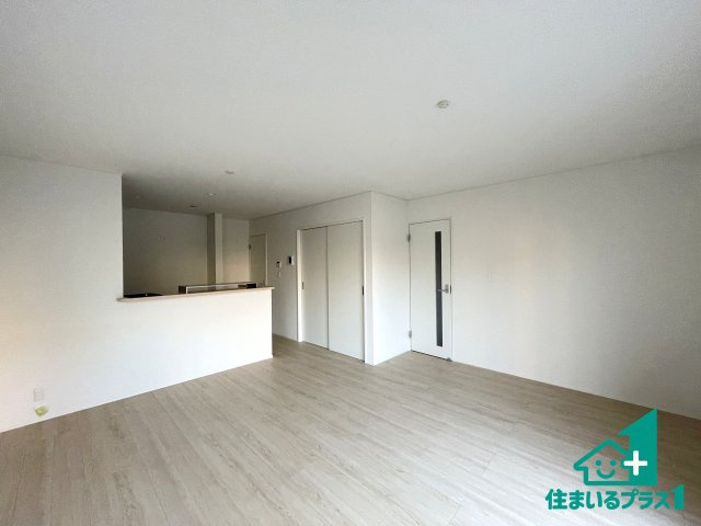 ★京都市西京区大原野灰方町　第1期　新築一戸建ての居間・リビング|日当たり良好の明るいリビングで朝の目覚めもスッキリできそう！対面キッチンでご家族のコミュニケーションも自然と増える設計！小さなお子様が遊ぶスペースを作っても広々とくつろげるLDK！