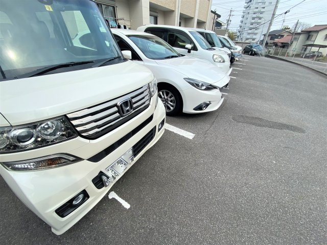 グレイスエーリの駐車場