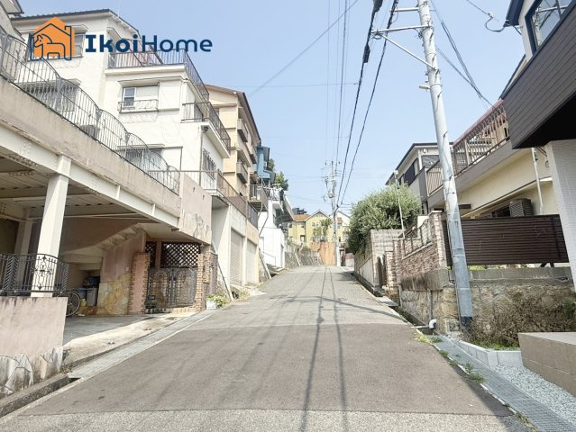 明石市東朝霧丘　中古戸建の前面道路含む現地写真|●年中無休：当日予約可●前面道路北東側幅員約5.1ｍに7.7ｍ接道しております！