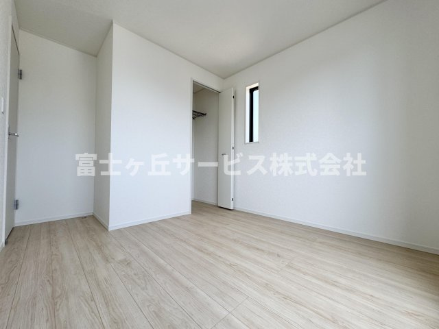 【洋室】 | 藤枝市上当間 2期 新築一戸建て | バルコニーに面した洋室です