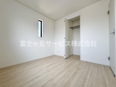【洋室】 | 藤枝市上当間 2期 新築一戸建て | 収納もある洋室です