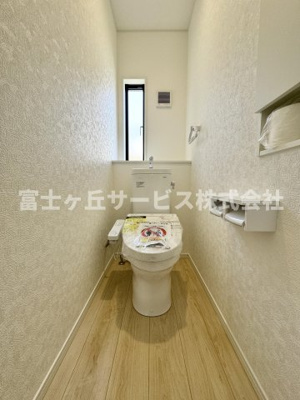 【トイレ】 | 藤枝市上当間 2期 新築一戸建て | 1Fトイレです
2Fにも同タイプのトイレがあります