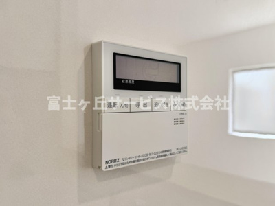 【発電・温水設備】 | 藤枝市上当間 2期 新築一戸建て | リビングからも操作ができて便利です