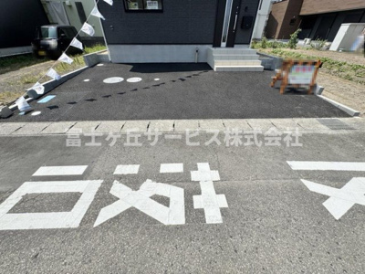 【駐車場】 | 藤枝市上当間 2期 新築一戸建て | 車種により2台駐車可能です