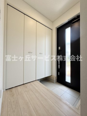 【玄関】 | 藤枝市上当間 2期 新築一戸建て | 収納もある玄関です