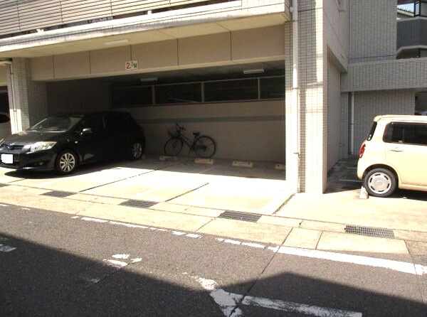 ユウワビルの駐車場