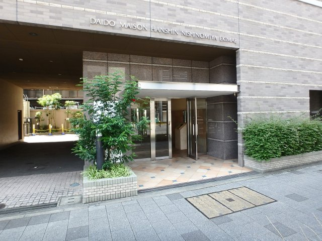 ダイドーメゾン阪神西宮駅前のエントランス