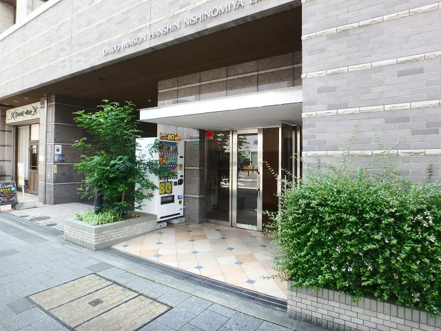 ダイドーメゾン阪神西宮駅前のエントランス