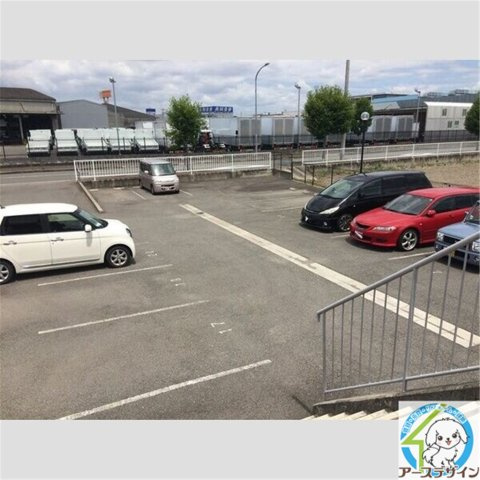 パインプロスの駐車場