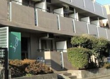 ペティパレス薬園台のエントランス