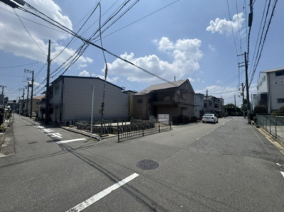 【前面道路含む現地写真】 | 堺市堺区海山町四丁1期 | 西側の前面道路は幅員約8ｍで見通しがよく、車の出し入れもラクラク！(2026年7月19日撮影)