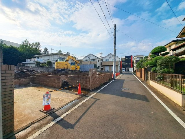 【前面道路含む現地写真】 | 東久留米市南沢5丁目　建築条件無売地　全4区画　(保谷店) | 実際に足を運ぶことで周辺施設も確認でき、暮らしていくイメージも膨らみます。お問い合わせの上、ぜひ現地をご確認ください！