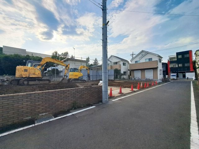 【外観】 | 東久留米市南沢5丁目　建築条件無売地　全4区画　(保谷店) | バス停『南沢四丁目』まで徒歩1分。雨の日の通勤通学やお子様とのお出かけも快適。