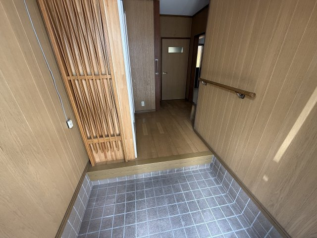 中曽司町戸建の玄関