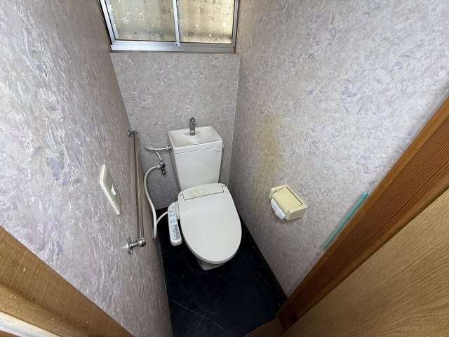 中曽司町戸建のトイレ