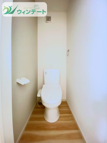 取手市本郷3期　新築戸建のトイレ|温水洗浄便座付きで快適にご利用いただけます。落ち着いた色合いで清潔感あふれる空間です。