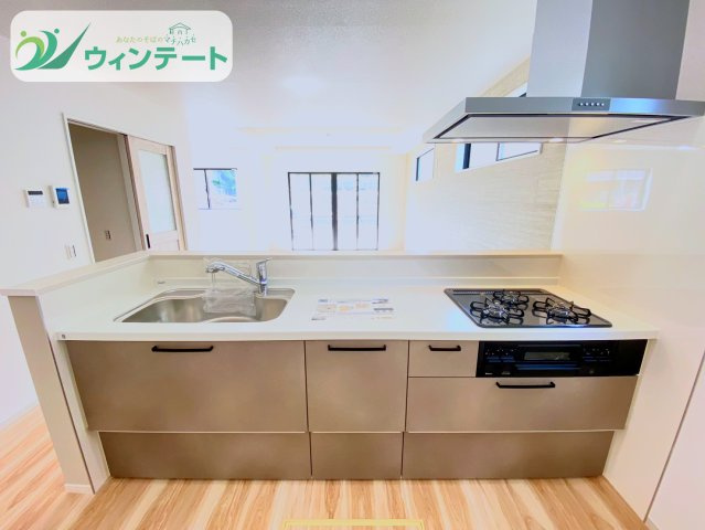 取手市本郷3期　新築戸建のキッチン|キッチンからリビングが見える開放的な空間設計。料理をしながら家族とのコミュニケーションが楽しめます。