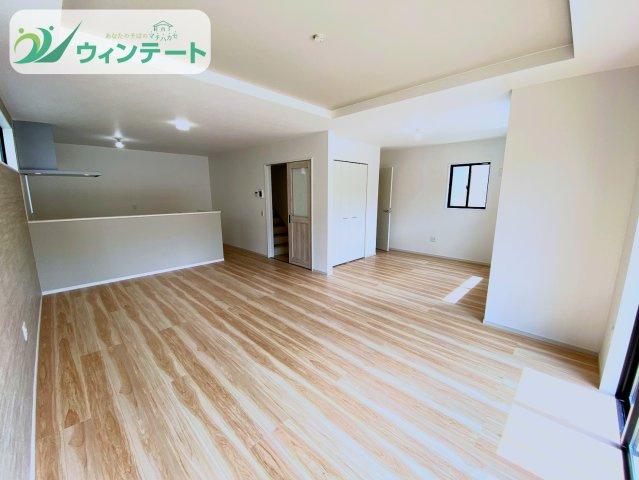 取手市本郷3期　新築戸建の居間・リビング|折り上げ天井のデザインが美しいLDK。キッチンからリビング全体が見渡せる配置で、家族の会話が自然と弾みます。