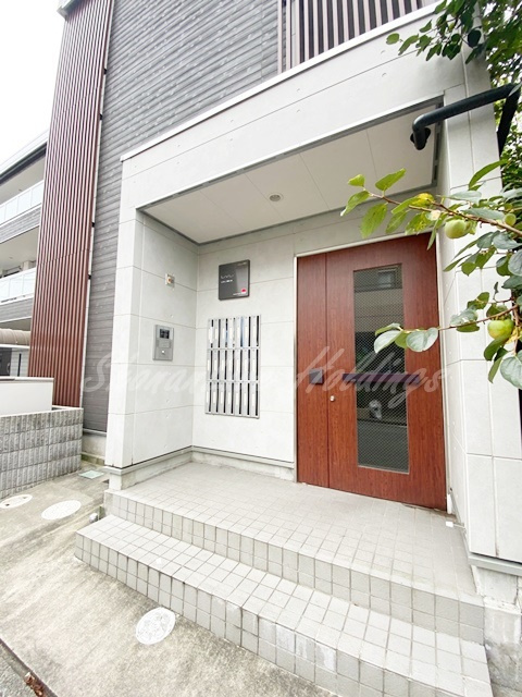 藤沢市亀井野１丁目の賃貸マンションのエントランス