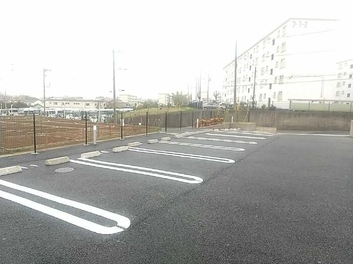 多摩市和田のアパートの駐車場