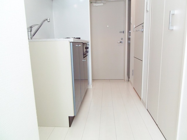 ガーラ・シティ王子のキッチン|お部屋から玄関方向を見た感じです