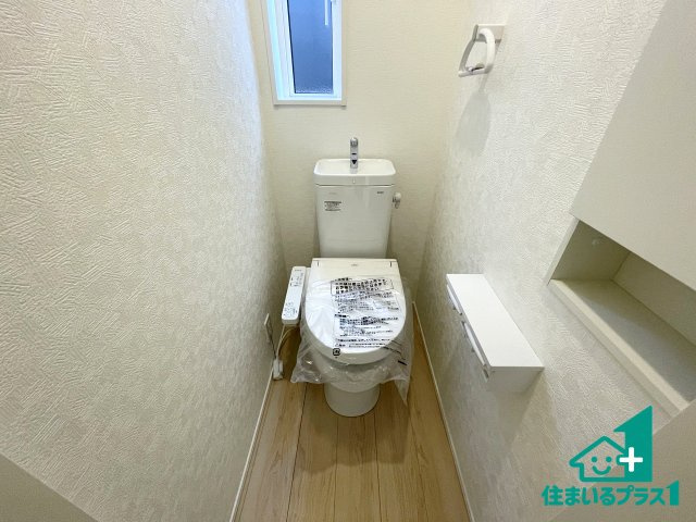 ★東近江市五個荘簗瀬町　第3期　新築一戸建てのトイレ|1・2階の2ヶ所にあるので、朝の忙しい時間の順番待ちもなく、深夜の利用にも大変便利です。