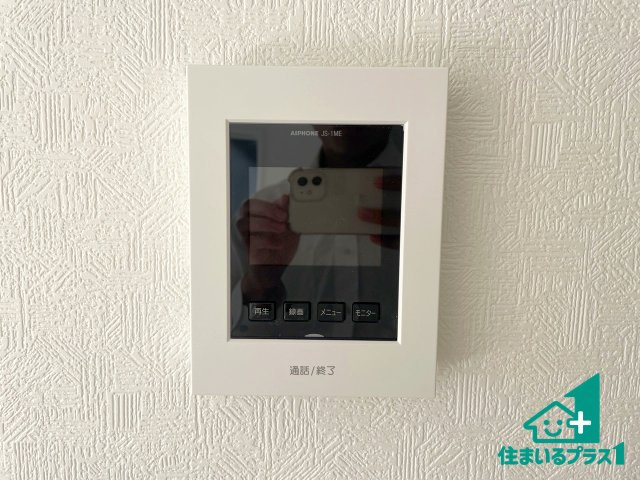 ★東近江市五個荘簗瀬町　第3期　新築一戸建ての防犯設備|カラーモニターインターホン！声だけでなく来訪者の姿や顔がモニターで確認できるので、小さなお子様がいらっしゃるご家庭でも安心できます！