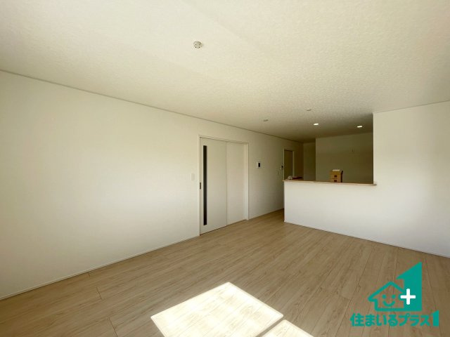 ★東近江市五個荘簗瀬町　第3期　新築一戸建ての居間・リビング|日当たり良好の明るいリビングで朝の目覚めもスッキリできそう！対面キッチンでご家族のコミュニケーションも自然と増える設計！小さなお子様が遊ぶスペースを作っても広々とくつろげるLDK！