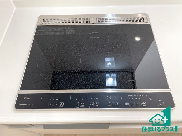★東近江市五個荘簗瀬町　第3期　新築一戸建ての設備|火を使わないので、安心なＩＨコンロ！でこぼこが無い構造なので、掃除もしやすく清潔に保てます！