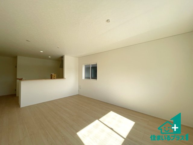 ★東近江市五個荘簗瀬町　第3期　新築一戸建ての居間・リビング|シンプルなリビングは、観葉植物等のインテリアを楽しめますね！パパ好みにも、ママ好みにも家具次第で雰囲気を変えることができます！