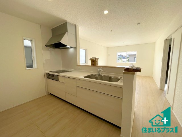 ★東近江市五個荘簗瀬町　第3期　新築一戸建てのキッチン|リビングと統一感があり、使い勝手のいいキッチン。広々としているので、二人並んで作業が出来ちゃいます。お子様と一緒に色々なお料理に挑戦できるスペースがあります。