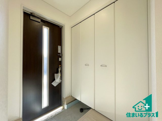 ★東近江市五個荘簗瀬町　第3期　新築一戸建ての玄関|シューズボックスにはたくさんの靴が収納できるので玄関周りはいつもスッキリ！ご家族が増えても安心！